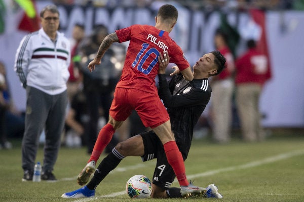 Christian Pulisic y Edson Álvarez luchando el esférico