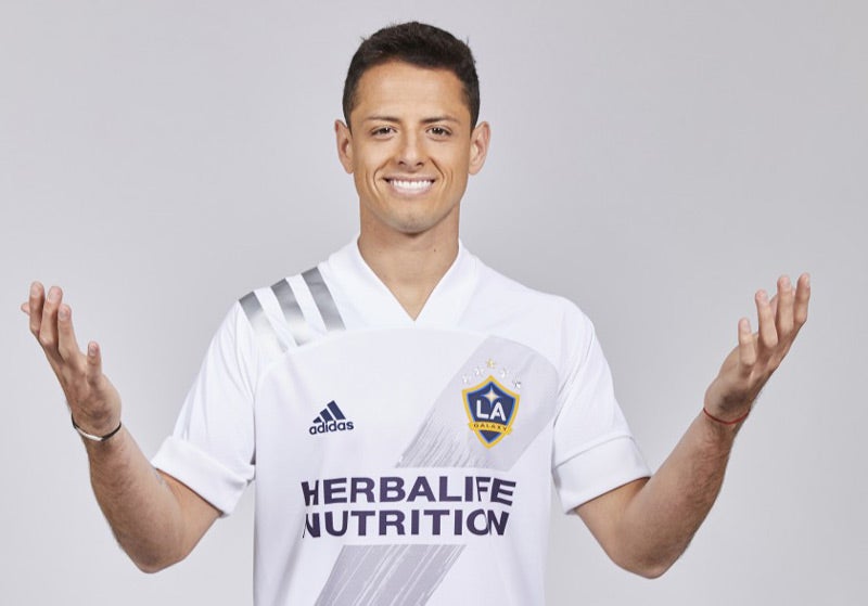 Javier Hernández posa con la playera del Galaxy