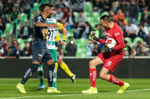 Catillo, arquero universitario, ataja el penal