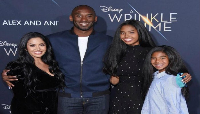 Kobe Bryant y su esposa, acompañados de dos de sus hijas