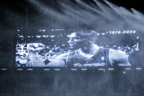 Imágenes de Kobe Bryant en las pantallas del Olímpico Universitario