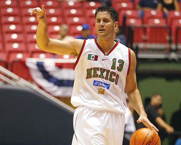 Enrique Zúñiga en partido con México