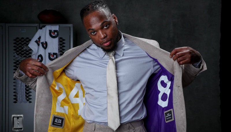 Derrick Henry y su saco con los números de Kobe con Lakers