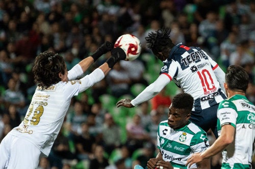 Carlos Acevedo sale a cortar un balón durante el partido