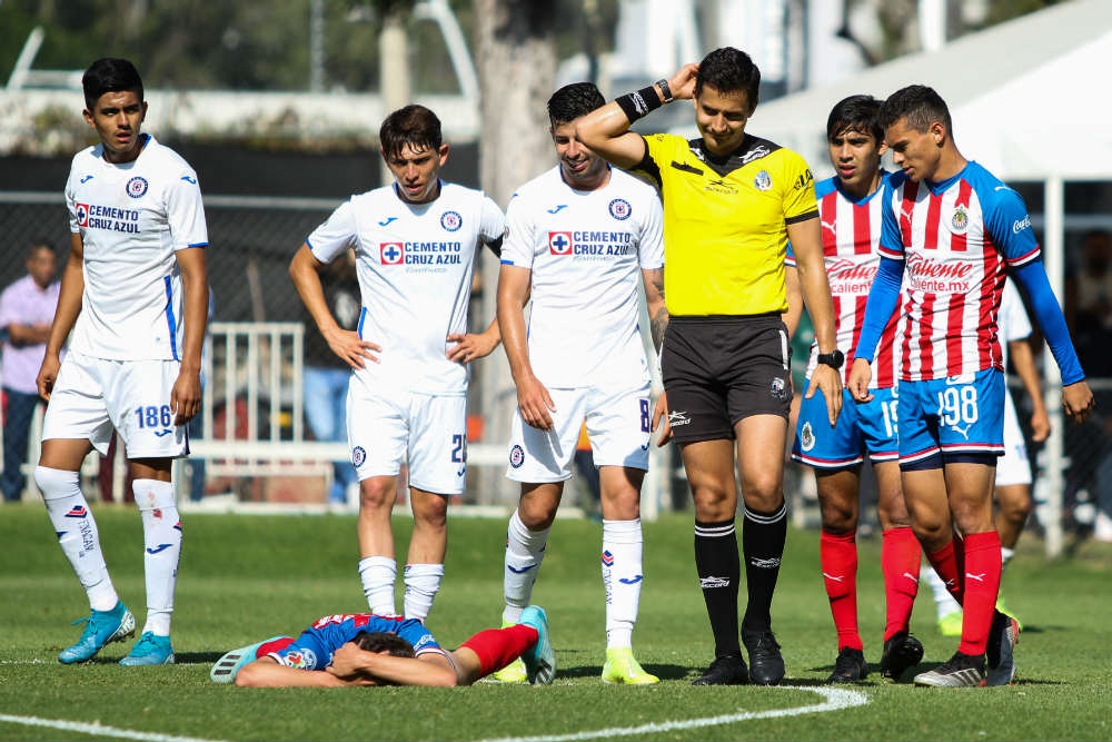 Luis Alfredo García marca una falta durante el juego