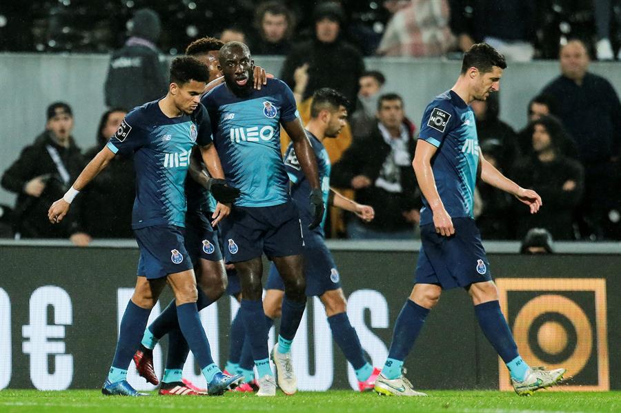 El jugador del Porto es tranquilizado por sus compañeros