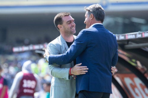 Míchel González y el entrenador de Morelia