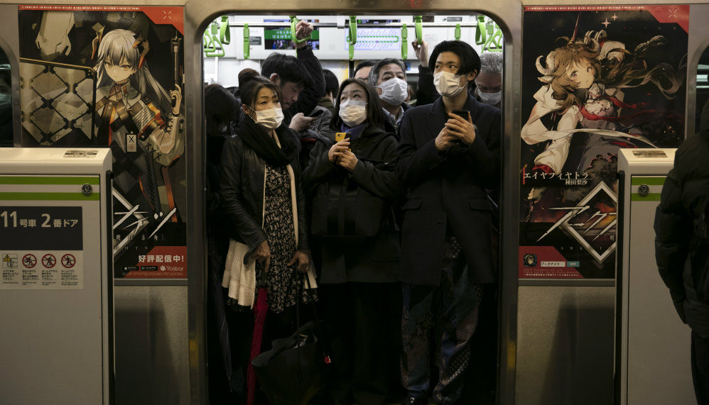 Personas en Tokio con tapabocas