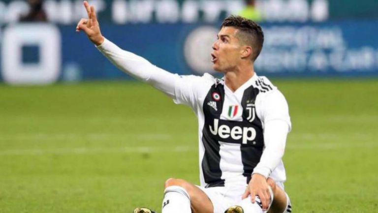 Cristiano Ronaldo reclama una falta en un juego de Serie A 