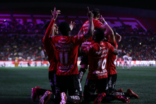 Jugadores de Xolos celebran un gol ante los Choriceros