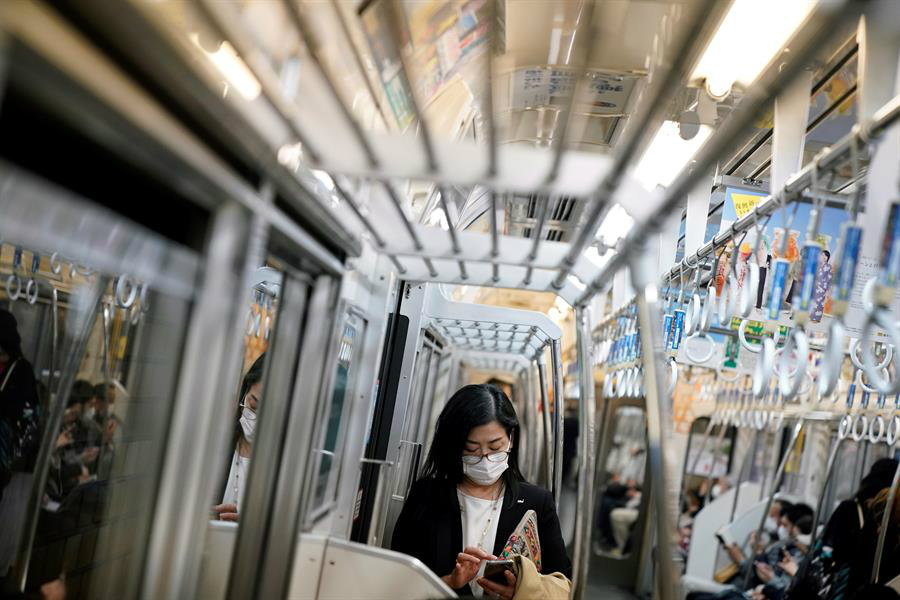 Mujer con tapabocas en un metro de Japón
