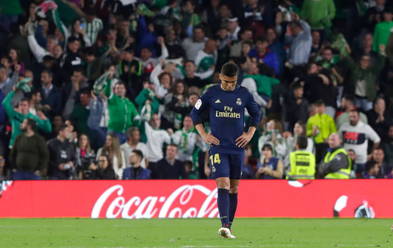 Casemiro lamenta un gol contra Real Madrid