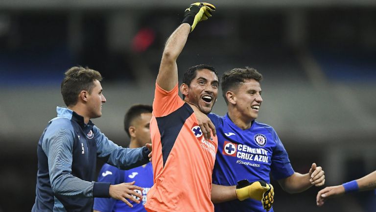 Jugadores de Cruz Azul celebrando el penal atajado por Corona