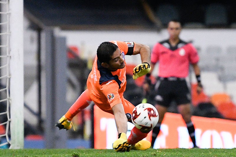 Chuy detiene un penalti al América