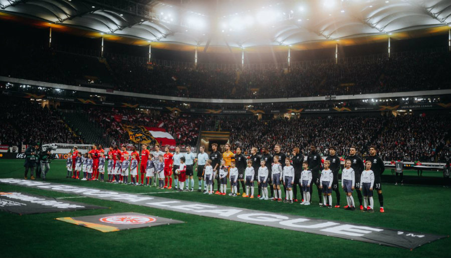 Jugadores del Eintracht Frankfurt previo a un partido