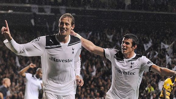 Peter Crouch y Bale festejan una diana