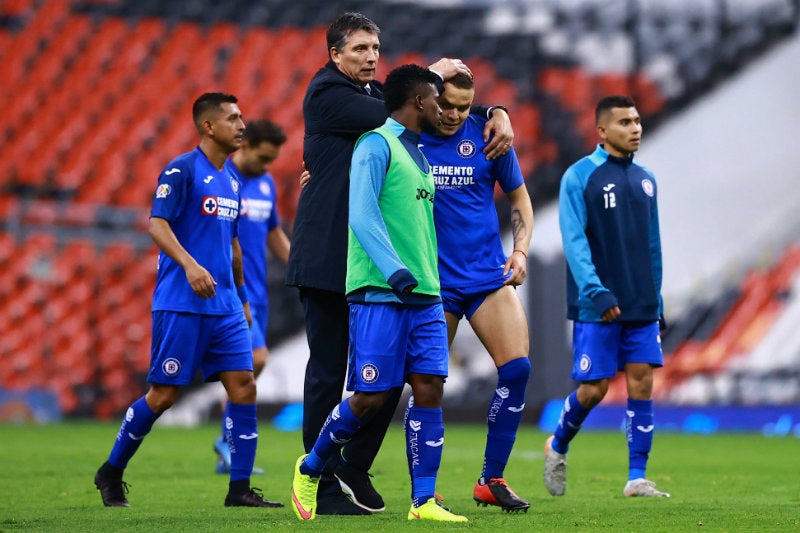 Siboldi con jugadores de Cruz Azul