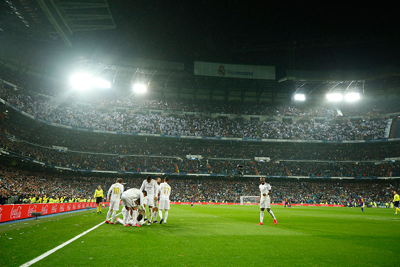 Jugadores del Real Madrid celebran un gol en su estadio