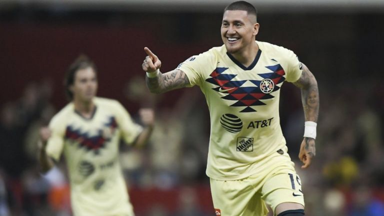 Nico Castillo festeja un gol con América