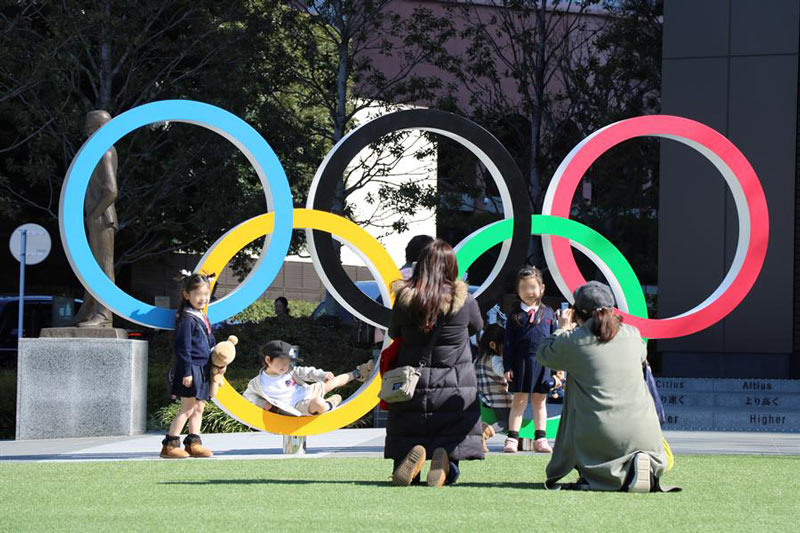 Niños posan junto a los Anillos Olímpicos