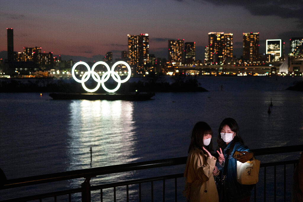 Anillos Olímpicos en una bahía de Tokio