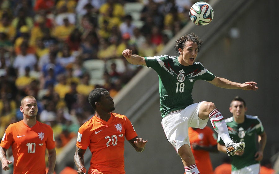 Andrés Guardado frente a Georgino Wijnaldum en Brasil 2014