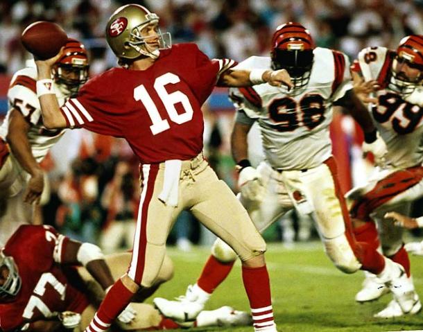 Montana lanza un pase contra los Bengals en el Super Bowl XXIV