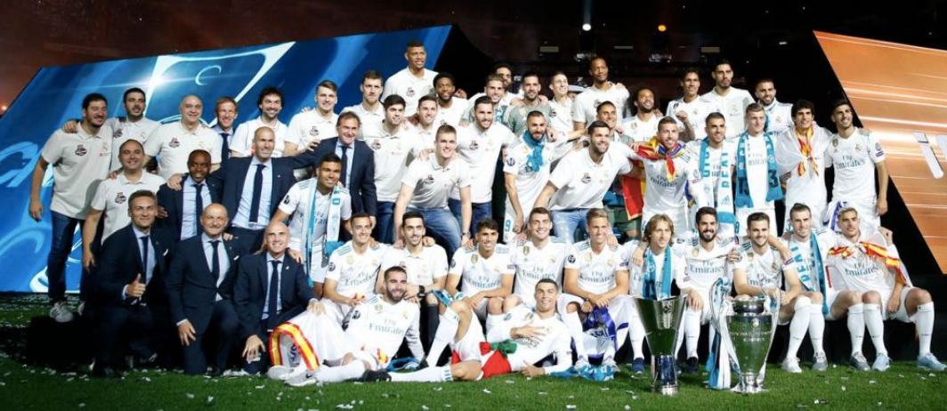 La plantilla de futbol y la de basquetbol, celebrando la última Champions League obtenida 