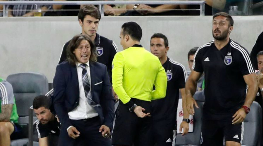 El estratega argentino reclama una jugada en la MLS