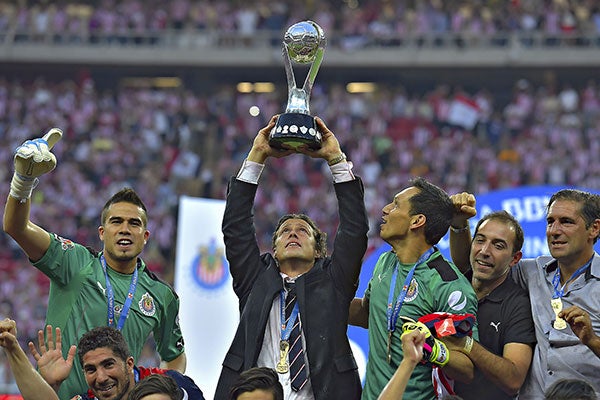 El estratega argentino con el trofeo de Campeón 