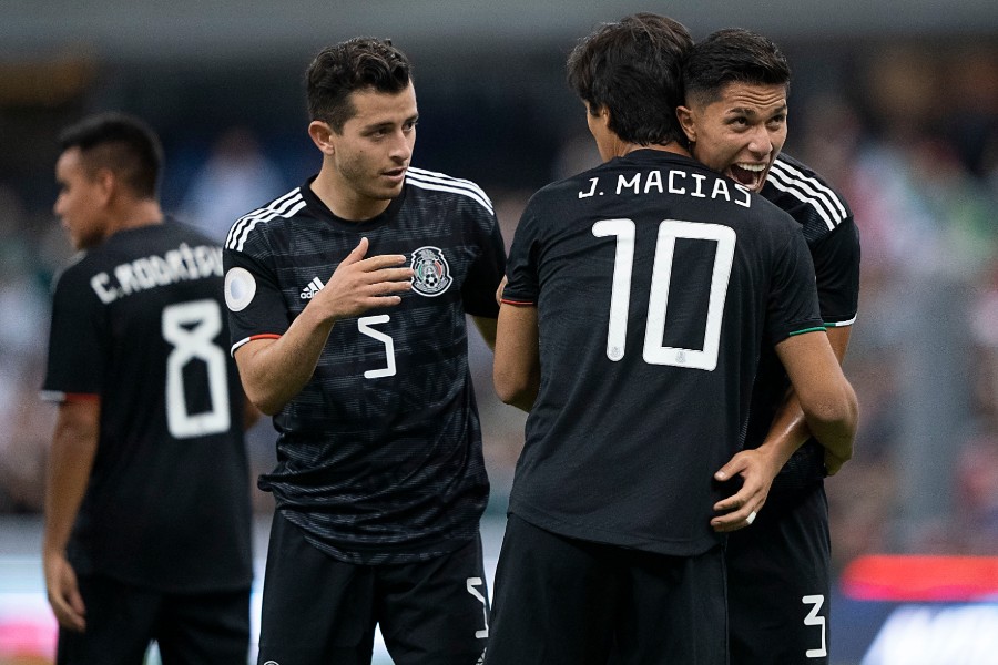 Jugadores de México celebrando un gol