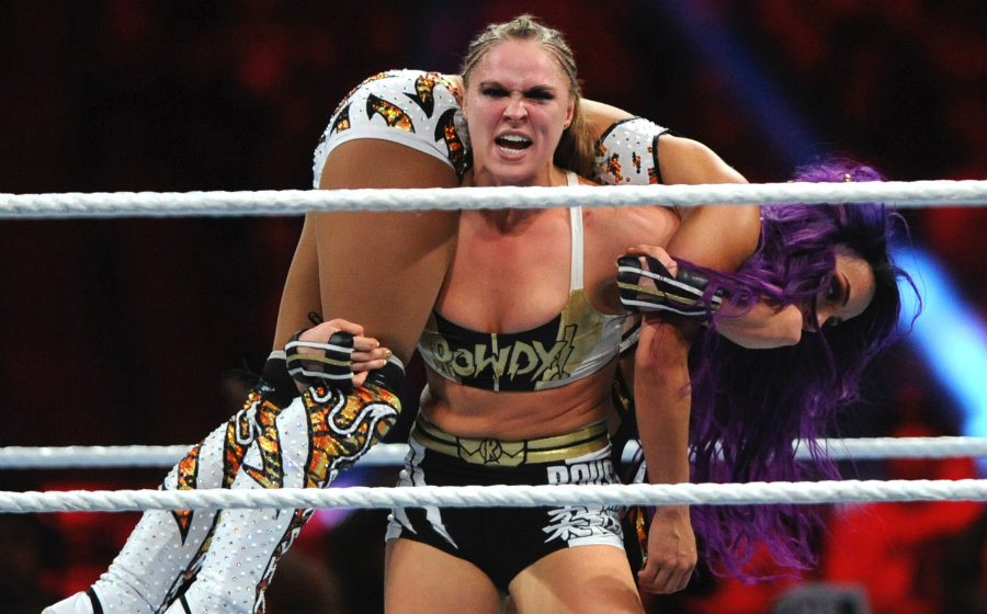 Rousey en lucha ante Becky Lynch
