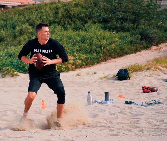 El quarterback entrenando en la playa