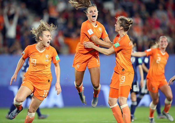 Jugadoras de Holanda celebran un gol en el último Mundial