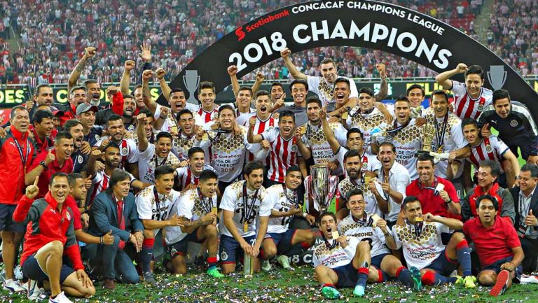 El plantel de Chivas tras el título de Concachampions 