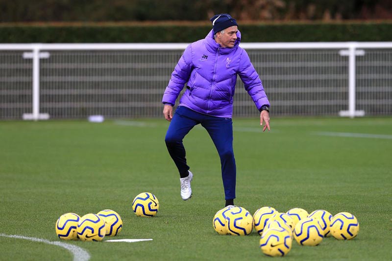 Mourinho dirige un entrenamiento del Tottenham 