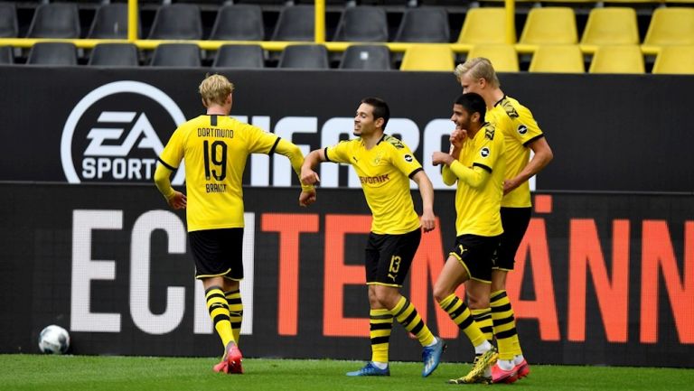 Jugadores del Dortmund festejan una diana