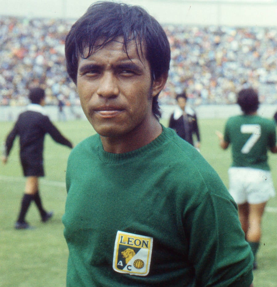 Héctor Santoyo con la playera del León