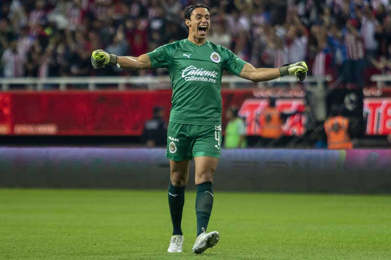 Toño Rodríguez festeja un gol de Chivas en el Clausura 2020 