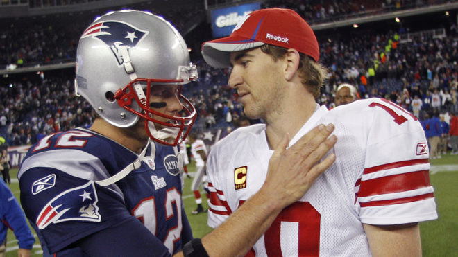 Tom Brady junto a Eli Manning