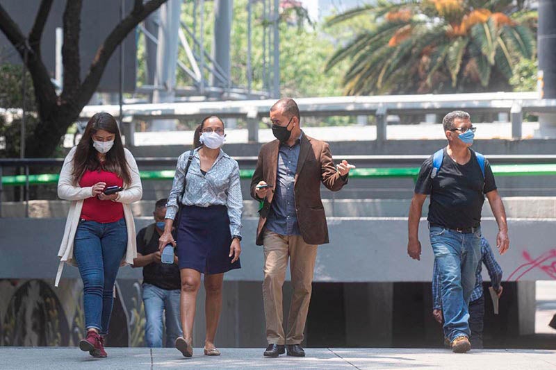 Gente camina por las calles de la CDMX con cubrebocas 