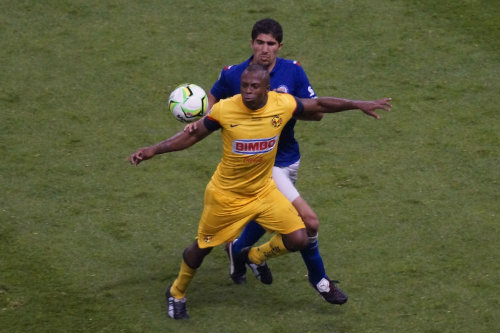 El zaguero marcando a Christian Benítez en la Final del Clausura 2013