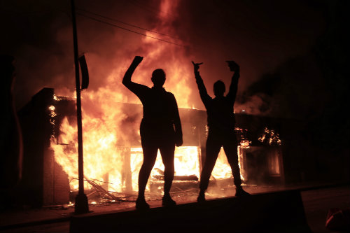 Un incendio en los disturbios en Mineápolis