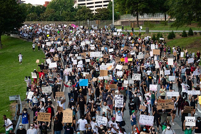 Miles de personas marchan en Atlanta para protestar sobre el caso de Floyd