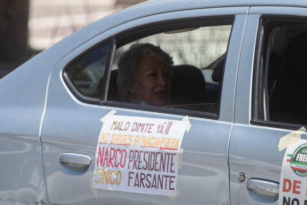 Una señora mayor a bordo de un auto manifestante