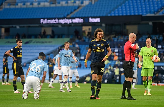 David Luiz se va expulsado del encuentro