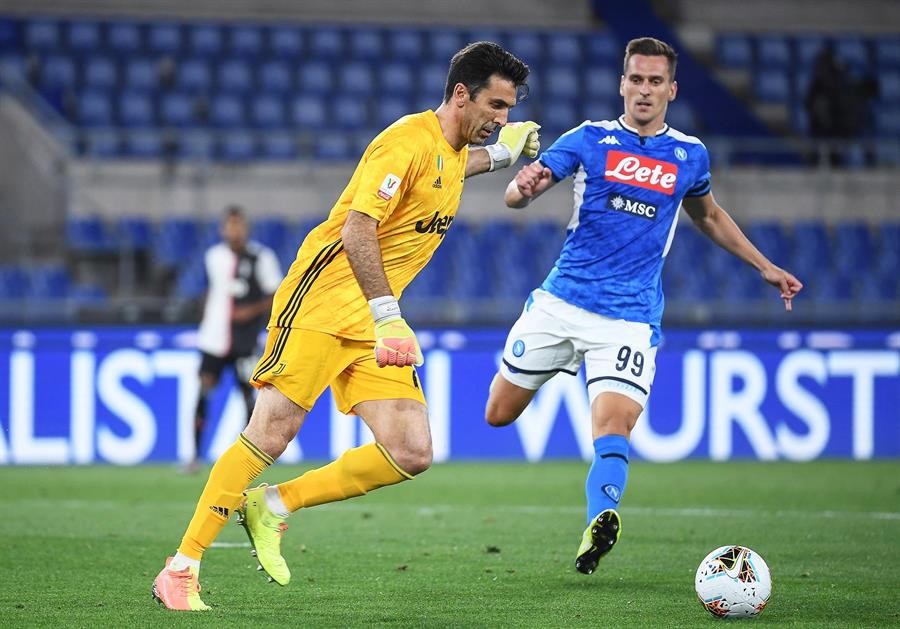Buffon en la Final vs Napoli