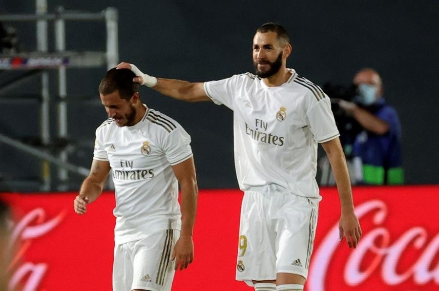 Benzema celebra un gol con Eden Hazard