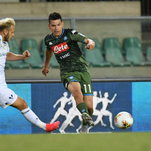 Hirving Lozano durante el partido entre Napoli y Hellas Verona