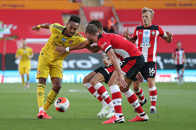 Aubameyang se enfrenta a los defensores del Southampton